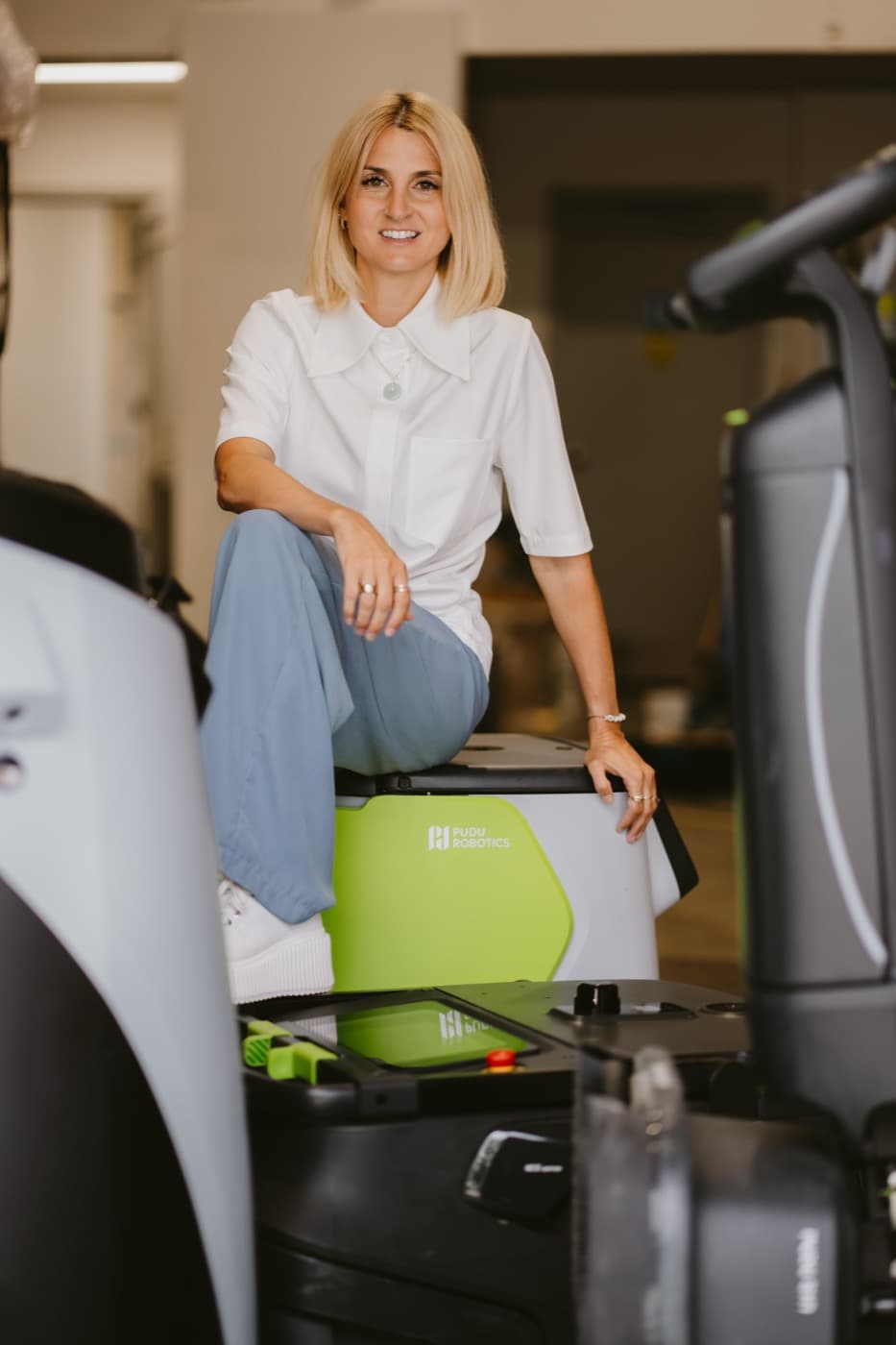 Annik Lachance présentant un robot Pudu