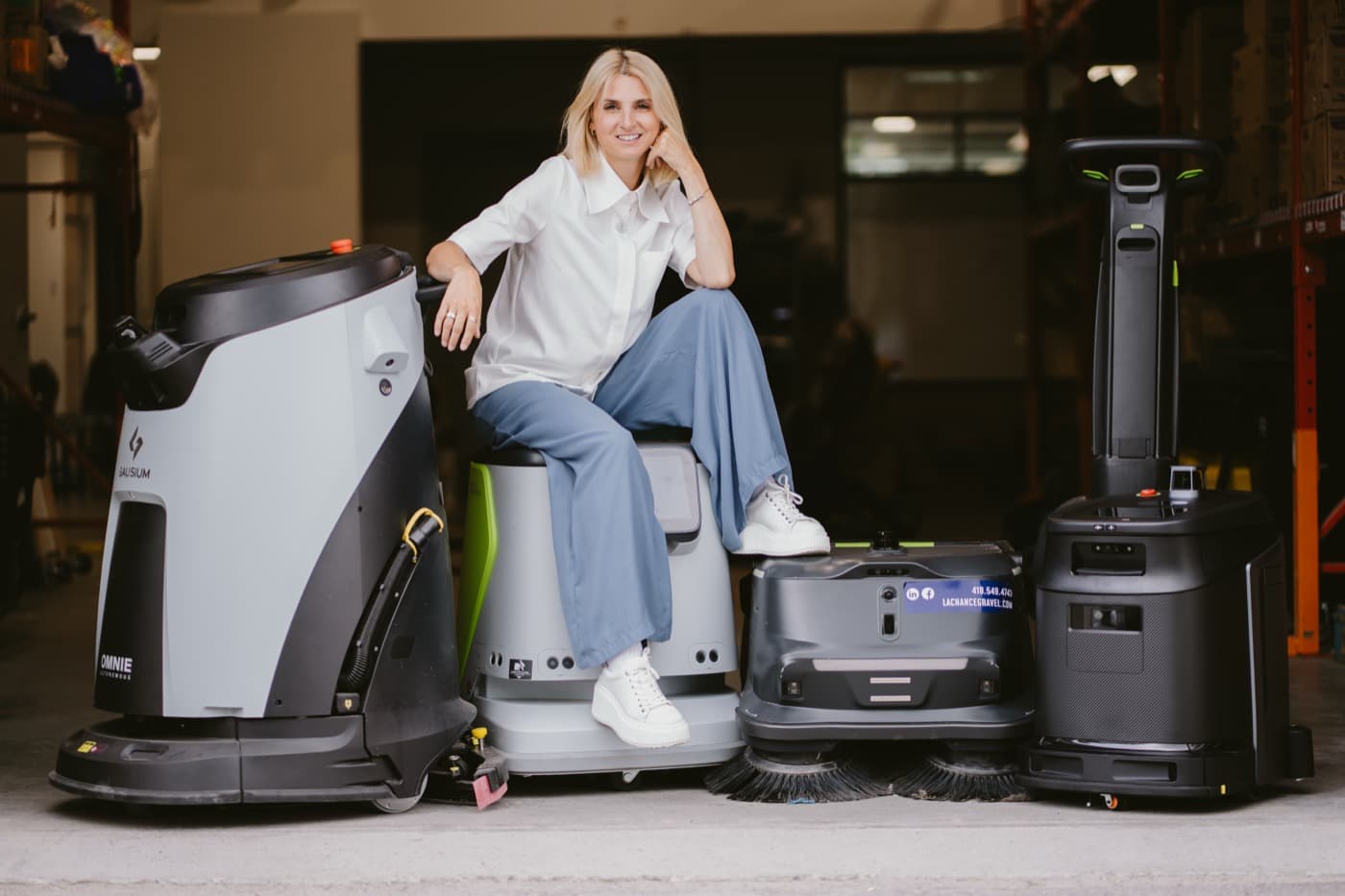Annik Lachance présentant les différents robots Pudu et Gausium